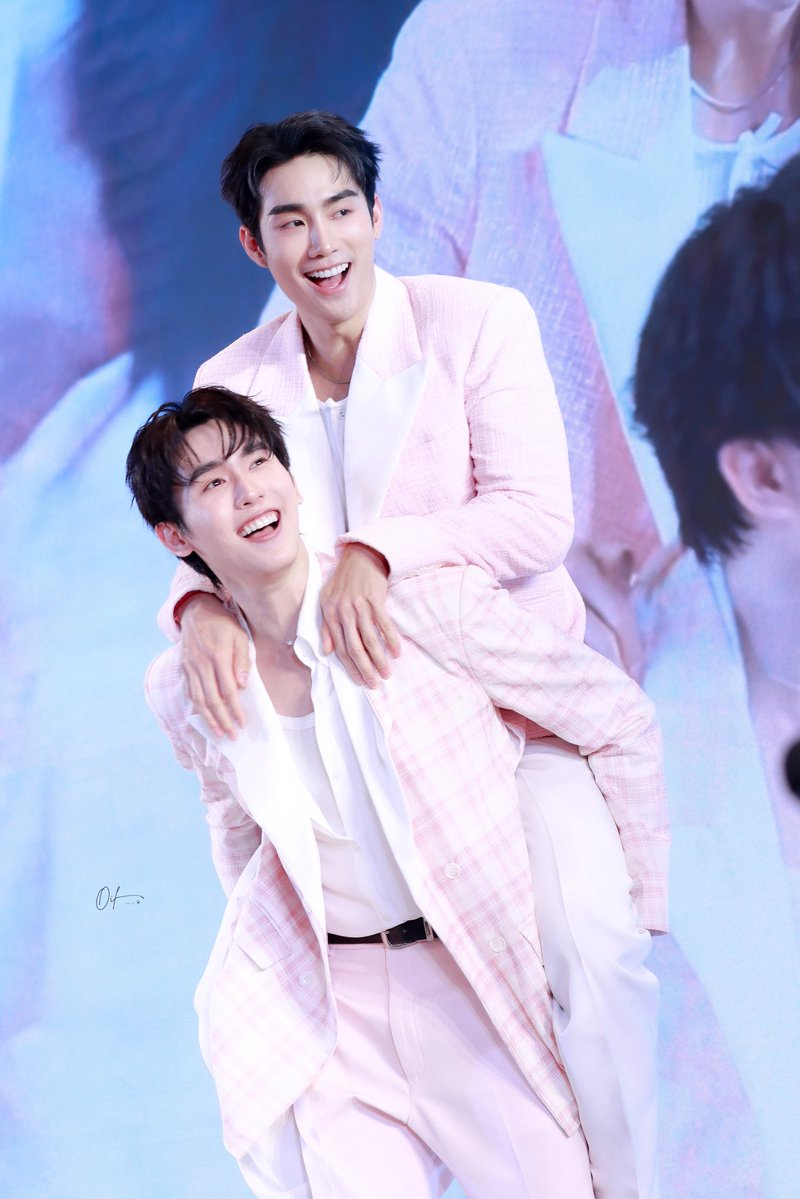 AT_AiDokusho's tweet photo. หลังนี้ก็ของตี๋คนเดียว

FORCEBOOK WITH SHOKUBUTSU
#ShokubutsuXForcebook 
#fforce_ #kasibook https://t.co/e7tTLvoPDO