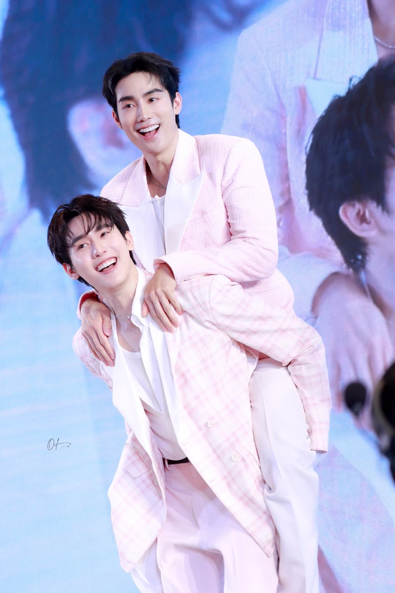 AT_AiDokusho's tweet photo. หลังนี้ก็ของตี๋คนเดียว

FORCEBOOK WITH SHOKUBUTSU
#ShokubutsuXForcebook 
#fforce_ #kasibook https://t.co/e7tTLvoPDO