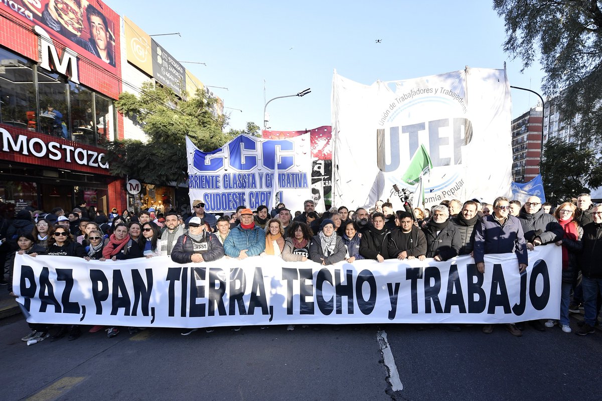 Kicillofok's tweet photo. Acompañamos la marcha en el día de San Cayetano por "Paz, Pan, Tierra, Techo y Trabajo". Nuestro país atraviesa una difícil situación con pérdidas de empleo, con una sociedad cada vez más endeudada y un Gobierno Nacional ciego y sordo frente a la crisis que genera.

Como dirigentes tenemos la obligación de escuchar, estar y trabajar para seguir construyendo una alternativa a este modelo de exclusión y crueldad.
