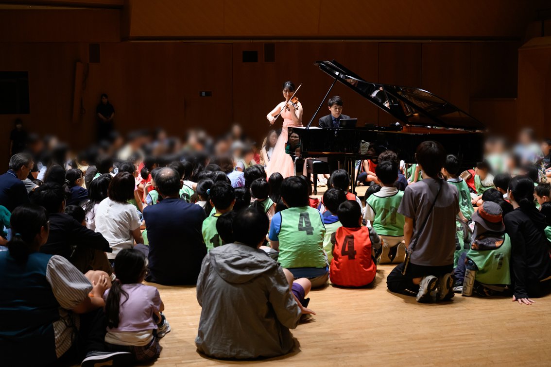 sleeping_now_28's tweet photo. 子どもたち200人に、みなとみらい大ホールの舞台に乗って聴いてもらう企画！

ステージからの眺めや、間近で感じる楽器のエネルギー振にみんな驚いた様子。とてもやりがいを感じる会でした。

今回来てくれた皆さんが、またホールに戻って来てくれますように😊✨ https://t.co/r5m51dETzA