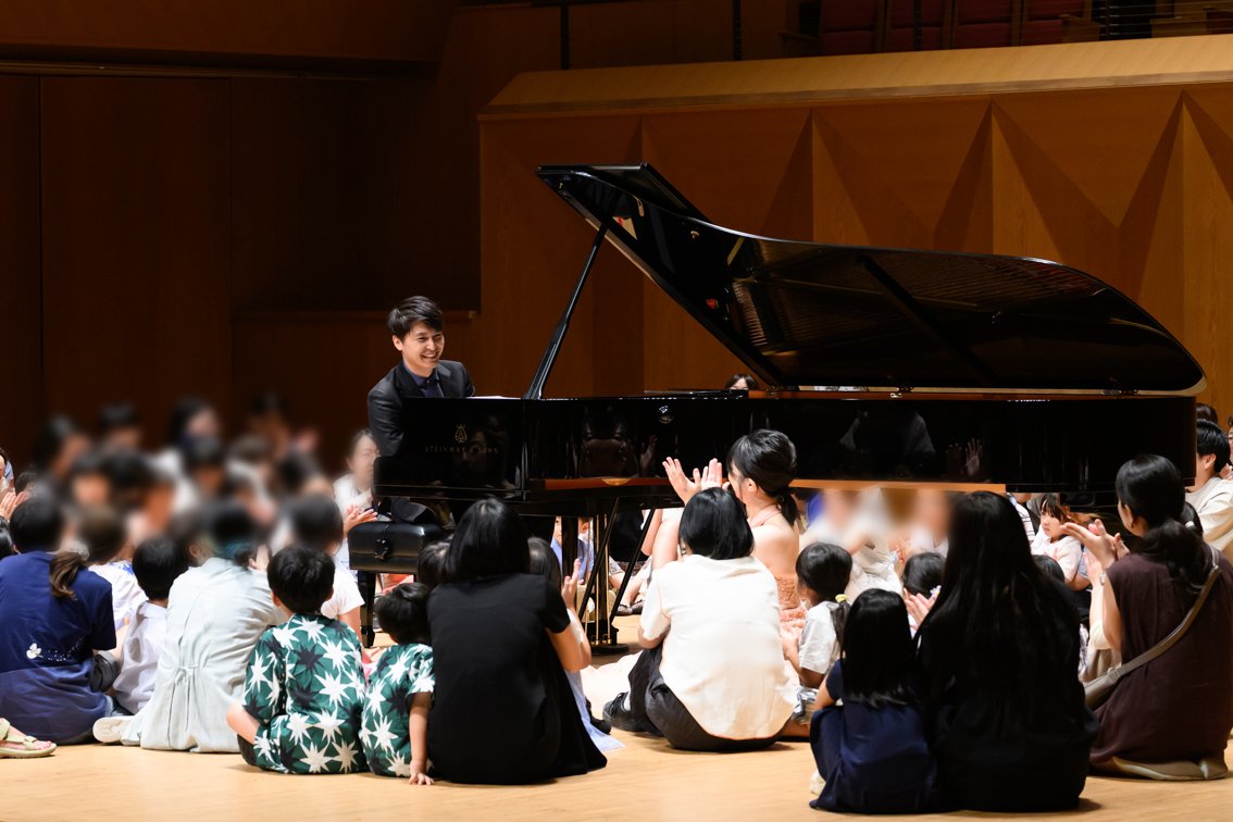sleeping_now_28's tweet photo. 子どもたち200人に、みなとみらい大ホールの舞台に乗って聴いてもらう企画！

ステージからの眺めや、間近で感じる楽器のエネルギー振にみんな驚いた様子。とてもやりがいを感じる会でした。

今回来てくれた皆さんが、またホールに戻って来てくれますように😊✨ https://t.co/r5m51dETzA