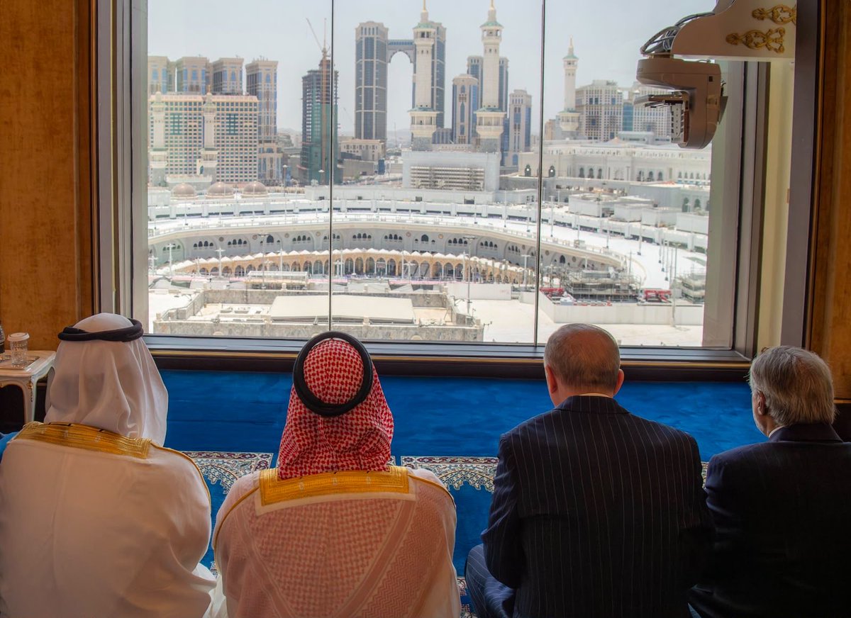 Badermasaker's tweet photo. سمو سيدي #ولي_العهد وفخامة رئيس الجمهورية التركية ودولة رئيس الوزراء في جمهورية باكستان الإسلامية خلال أدائهم صلاة الجمعة بالمسجد الحرام بمكة المكرمة.
#اتفاقيه_مكة_للدفاع_المشترك https://t.co/Voq7Z6YRxD