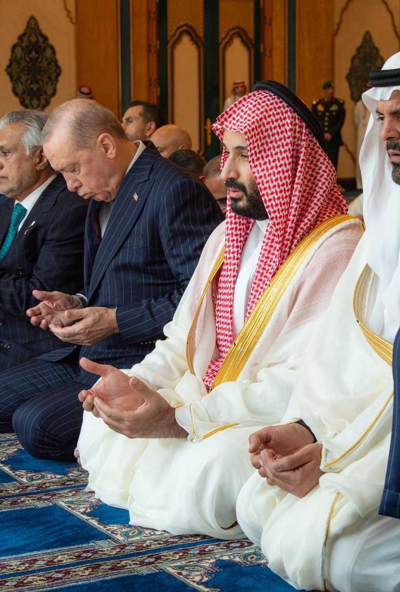 Badermasaker's tweet photo. سمو سيدي #ولي_العهد وفخامة رئيس الجمهورية التركية ودولة رئيس الوزراء في جمهورية باكستان الإسلامية خلال أدائهم صلاة الجمعة بالمسجد الحرام بمكة المكرمة.
#اتفاقيه_مكة_للدفاع_المشترك https://t.co/Voq7Z6YRxD