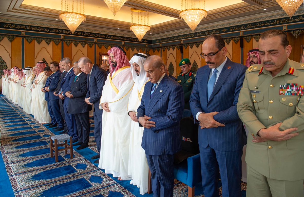 Badermasaker's tweet photo. سمو سيدي #ولي_العهد وفخامة رئيس الجمهورية التركية ودولة رئيس الوزراء في جمهورية باكستان الإسلامية خلال أدائهم صلاة الجمعة بالمسجد الحرام بمكة المكرمة.
#اتفاقيه_مكة_للدفاع_المشترك https://t.co/Voq7Z6YRxD