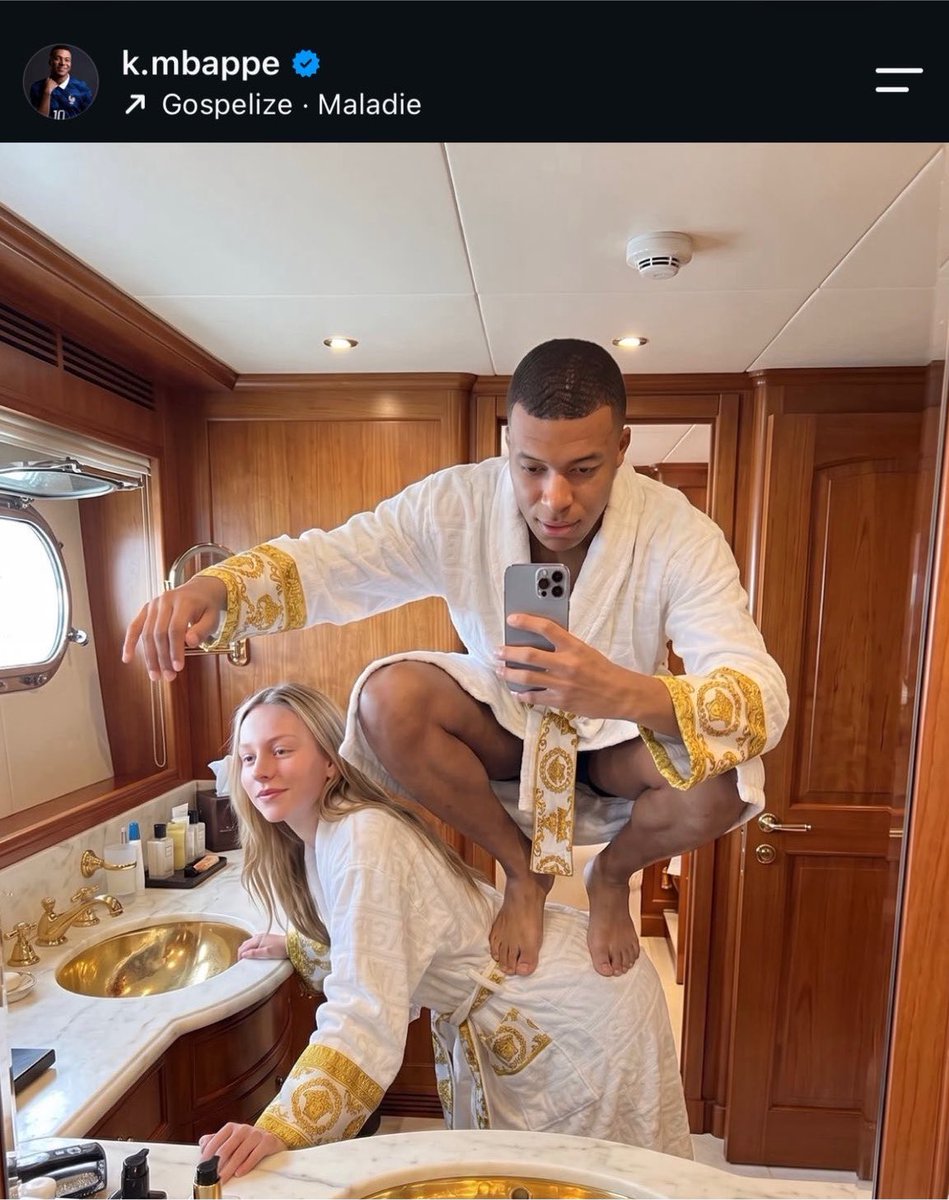 SoySimpsonito's tweet photo. ¿Qué le está haciendo Mbappé a Ester Expósito? Parece que quiere saltarla, pero no puede lograrlo ¡Vamos, dictador, tú puedes! https://t.co/RVEId0OWKL