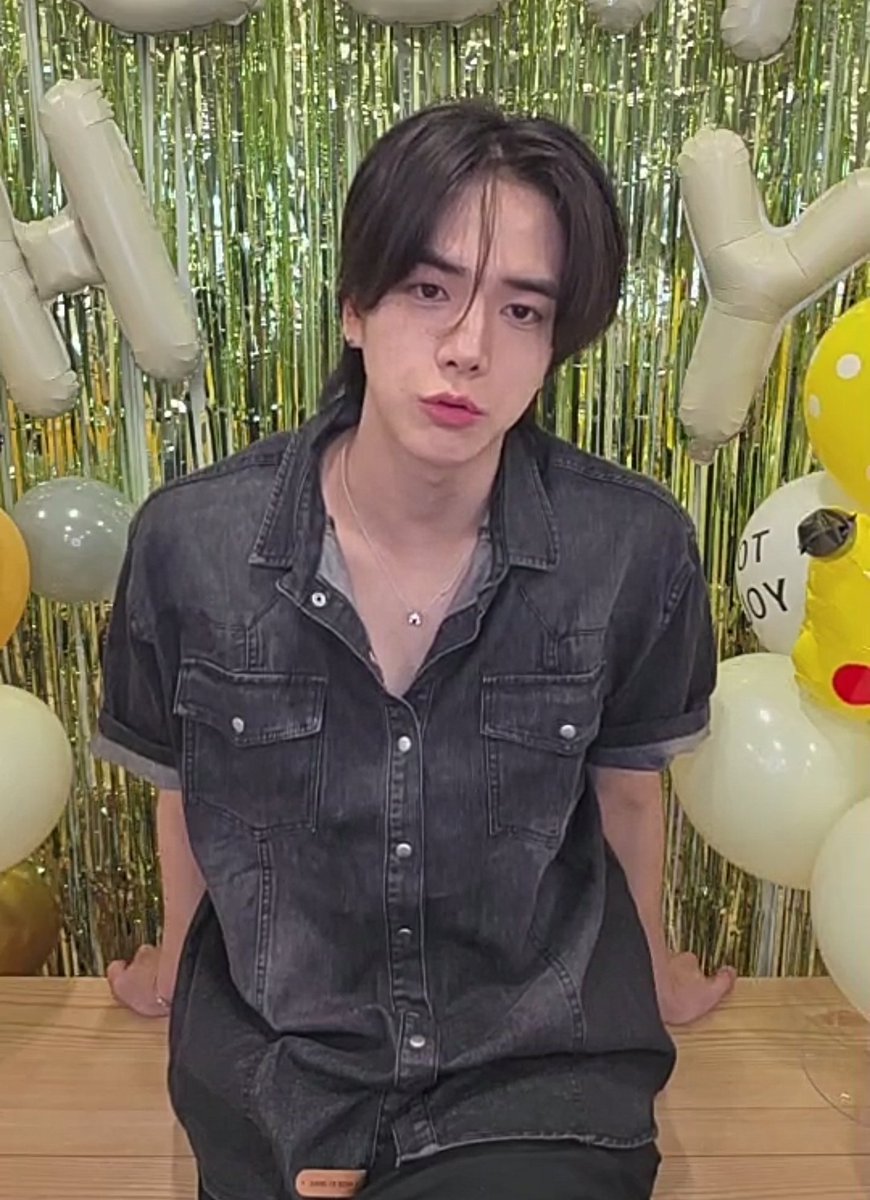 deobimom's tweet photo. younghoon says that now that his age has become the line of 3 he will also work hard in this new chapter of his life ♡

he also asks us not to worry because though he has his own activities he will still work hard with the boyz ♡

#YOUNGHOON #영훈 https://t.co/BYl5xxt4ES
