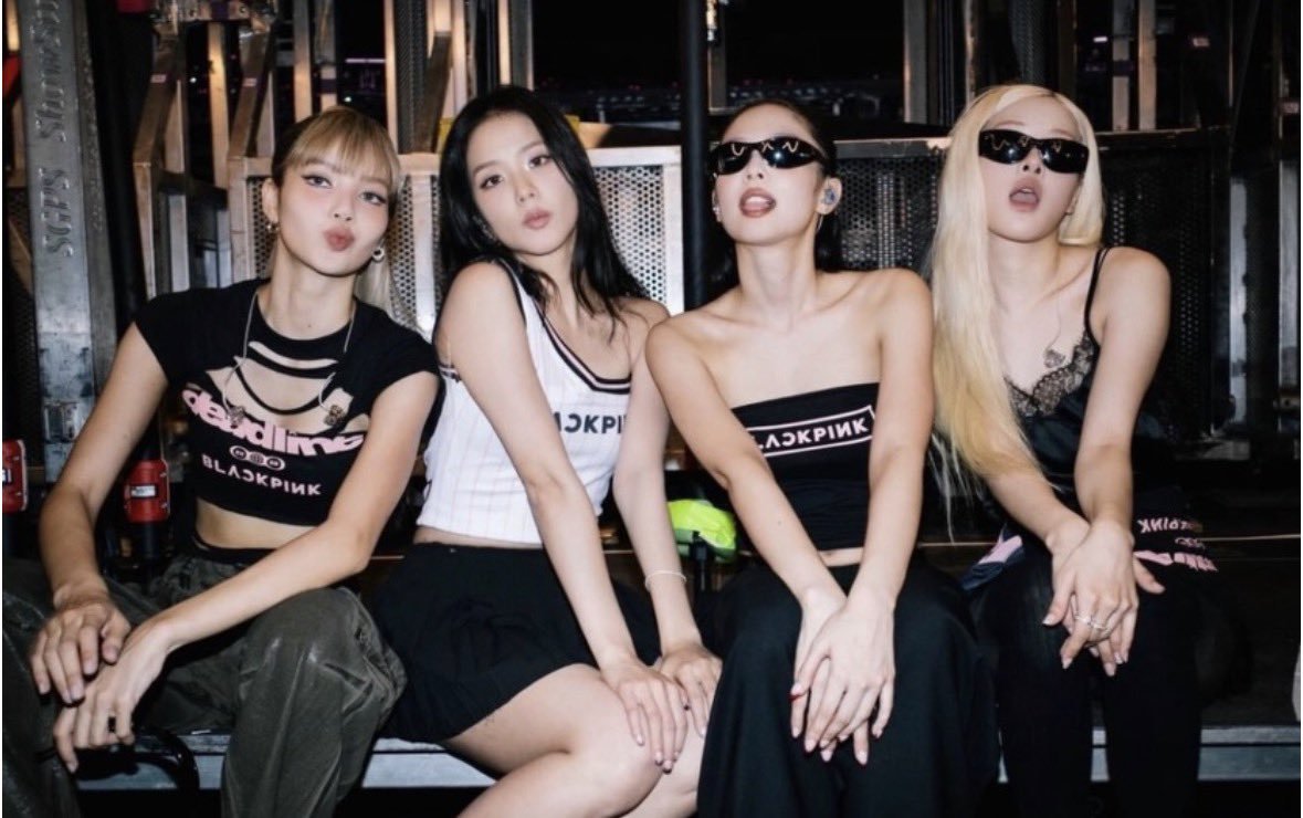 BLACKPINKBRASIL's tweet photo. 🐿 roses_are_rosie: 

“ 🩷 dez anos com essas garotas 🩷

Eu não consigo compreender o quanto esses últimos dez anos significaram para mim.
Dos 19 aos 29 anos, aprendi e cresci tanto ao lado dessas garotas, juntamente com todo o amor que vocês, BLINKs, me demonstraram. Serei eternamente grata pelos momentos e memórias incríveis que compartilhamos juntas. As palavras não conseguem expressar o quanto amo todos vocês e o quanto sou abençoada por fazer parte dessa jornada!

Por muitos e muitos anos que ainda temos pela frente, espero que todas nós continuemos aprendendo cada vez mais umas com as outras e florescendo em seres humanos incríveis, enquanto testemunhamos o crescimento umas das outras. Sou grata por compartilhar este dia especial com todos vocês.

Amo muito vocês,
Rosie ♡”

DECADE WITH BLACKPINK
#BLACKPINK10thAnniversary #BLACKPINK_FOURever
#10YearsWithBLACKPINK 
#10주년_블랙핑크_포에버