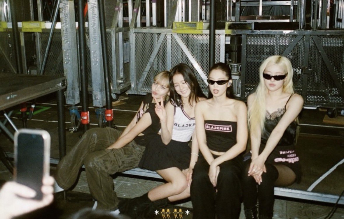 BLACKPINKBRASIL's tweet photo. 🐿 roses_are_rosie: 

“ 🩷 dez anos com essas garotas 🩷

Eu não consigo compreender o quanto esses últimos dez anos significaram para mim.
Dos 19 aos 29 anos, aprendi e cresci tanto ao lado dessas garotas, juntamente com todo o amor que vocês, BLINKs, me demonstraram. Serei eternamente grata pelos momentos e memórias incríveis que compartilhamos juntas. As palavras não conseguem expressar o quanto amo todos vocês e o quanto sou abençoada por fazer parte dessa jornada!

Por muitos e muitos anos que ainda temos pela frente, espero que todas nós continuemos aprendendo cada vez mais umas com as outras e florescendo em seres humanos incríveis, enquanto testemunhamos o crescimento umas das outras. Sou grata por compartilhar este dia especial com todos vocês.

Amo muito vocês,
Rosie ♡”

DECADE WITH BLACKPINK
#BLACKPINK10thAnniversary #BLACKPINK_FOURever
#10YearsWithBLACKPINK 
#10주년_블랙핑크_포에버