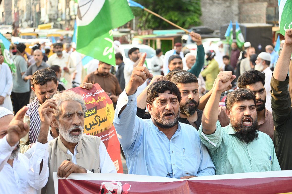 JamaatLahore's tweet photo. قرطبہ چوک لاہور پیٹرول کی قیمتوں اور ظالمانہ ٹیکس اور لیوی کے خلاف دھرنا جاری
#7AugustProtest #HafizNaeemurRehman #petrol
#JIProtestAgainstBhattaLevy https://t.co/5pjrjhxOFL