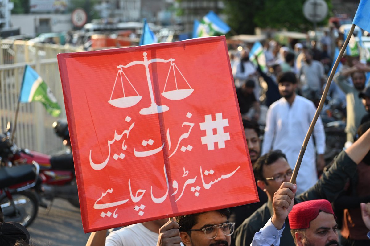 JamaatLahore's tweet photo. قرطبہ چوک لاہور پیٹرول کی قیمتوں اور ظالمانہ ٹیکس اور لیوی کے خلاف دھرنا جاری
#7AugustProtest #HafizNaeemurRehman #petrol
#JIProtestAgainstBhattaLevy https://t.co/5pjrjhxOFL