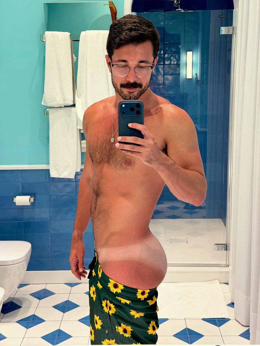 AndrewNotDrew7's tweet photo. The tan lines are coming in STRONG! Just in time for Ptown next week ☀️ https://t.co/BVAGXD2zKn