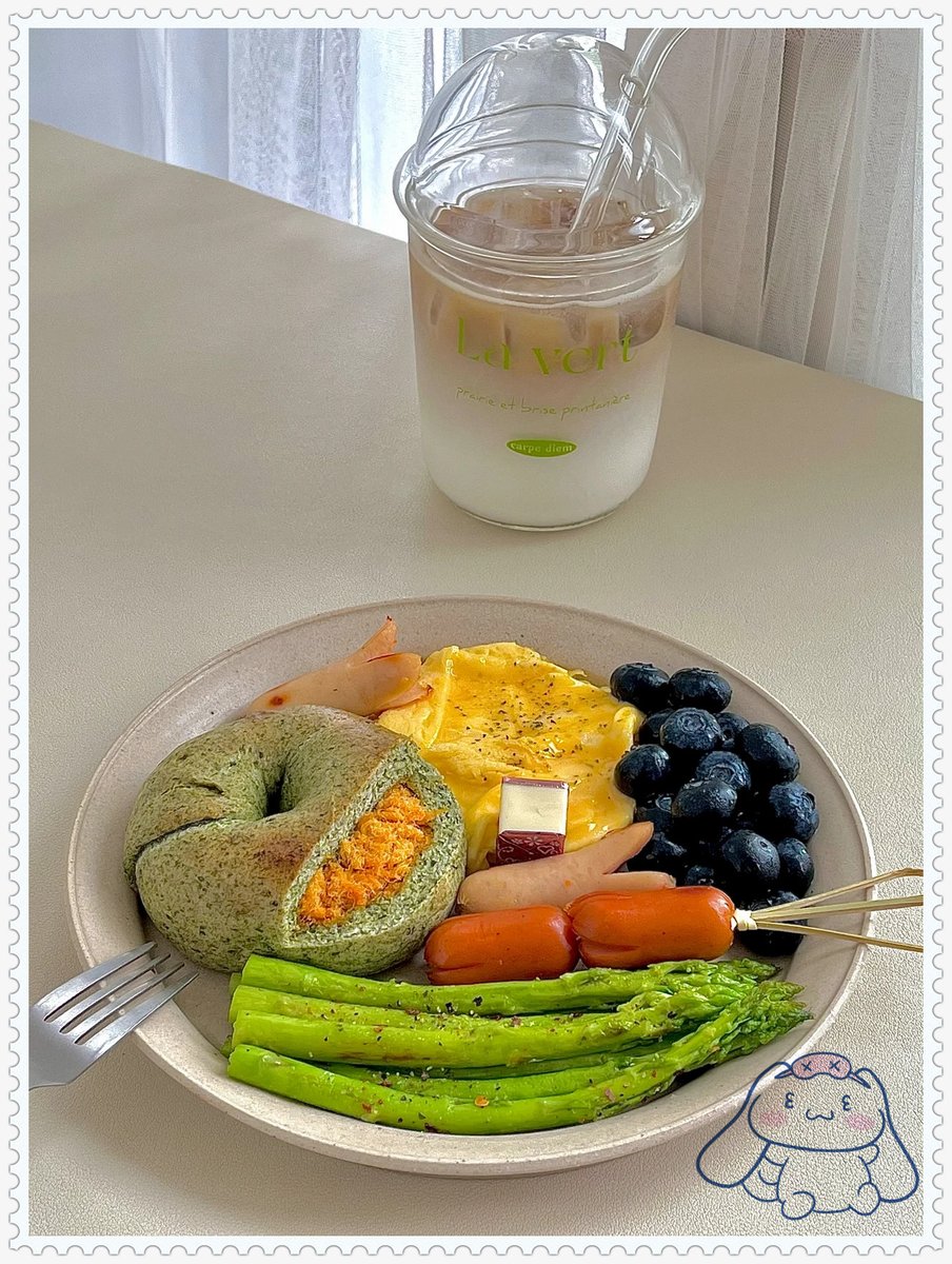 HarrietHop2ft4's tweet photo. Breakfast win: fluffy omelet with spinach + a side of fresh berries  Fuel for a great day ahead!， https://t.co/Gu0MHooF9y