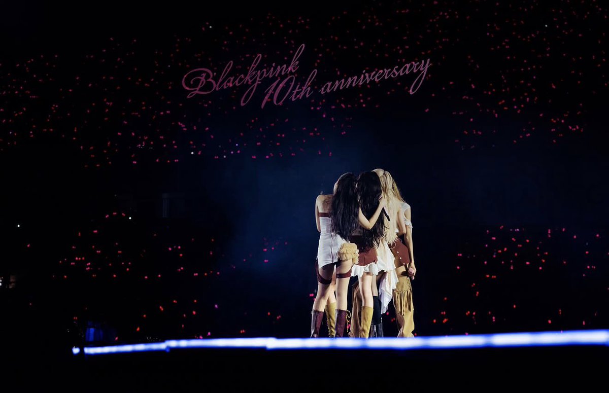 liligisoo's tweet photo. Jisoo: 

“Hola, BLINK!

Sin darnos cuenta, ha pasado el tiempo y ya han transcurrido 10 años desde que debutamos como BLACKPINK.

Creo que este aniversario es un día en el que me siento especialmente apenada.

A lo largo de estos 10 años, tanto como parte de BLACKPINK como siendo Jisoo, han sucedido muchas cosas... pero

siempre quise ser alguien que solo les mostrara su lado bueno y les brindara felicidad en los momentos difíciles... sin embargo, ver a tantos BLINKs sintiéndose disgustados me oprime el corazón.

Aun así, quería decirles que no olvido que quienes hicieron brillar a BLACKPINK de esta manera son ustedes, los BLINK.

¡10.º aniversario! Gracias por celebrarlo con nosotras, y les pido disculpas nuevamente por haberles causado tanta decepción.

Siempre quiero darles las gracias y decirles que los amo.

Sé que deben estar muy disgustados... pero espero que todavía quede un pequeño espacio donde mi sincero sentimiento pueda llegar hasta ustedes.

Ver original