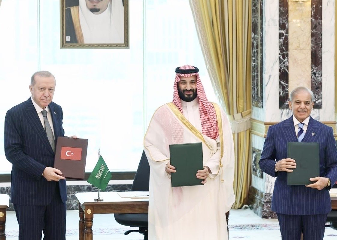 MIshaqDar50's tweet photo. Honoured to participate in the signing ceremony of the “Trilateral Makkah Joint Defence Agreement” between Pakistan, Saudi Arabia, and Türkiye, in Makkah Mukaramma. 

This landmark  Makkah Accord today marks an important step in advancing strategic cooperation and further strengthening the enduring bonds of brotherhood among our nations. May this partnership contribute to greater regional peace, stability, and mutual prosperity for generations to come, Insha’Allah.
