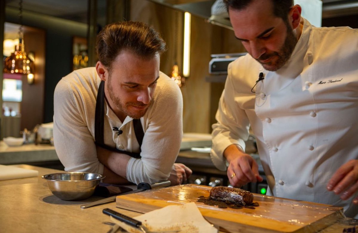 thebursinguncel's tweet photo. Şef Ateş Leventoğlu ile tanışmayı hikayesine ortak olmayı heyecanla bekliyoruz.

#KeremBürsin 👨‍🍳😍 https://t.co/b6S9ck7hiM