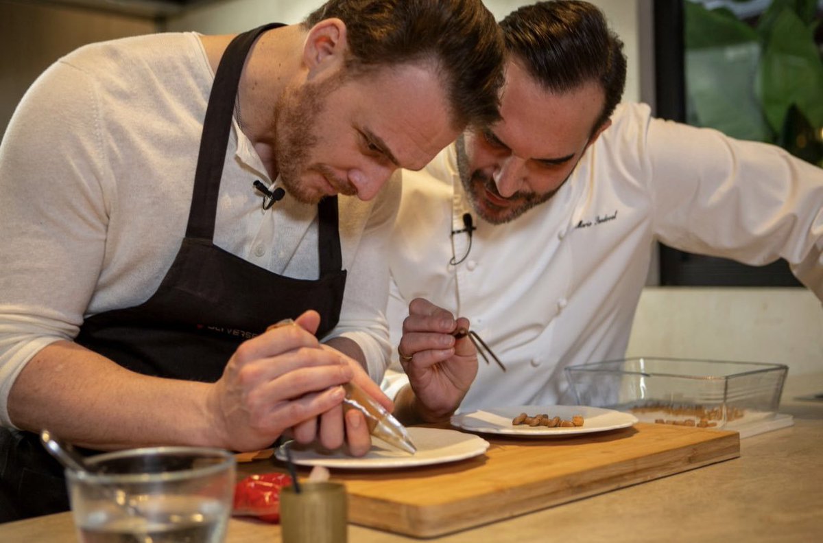 thebursinguncel's tweet photo. Şef Ateş Leventoğlu ile tanışmayı hikayesine ortak olmayı heyecanla bekliyoruz.

#KeremBürsin 👨‍🍳😍 https://t.co/b6S9ck7hiM