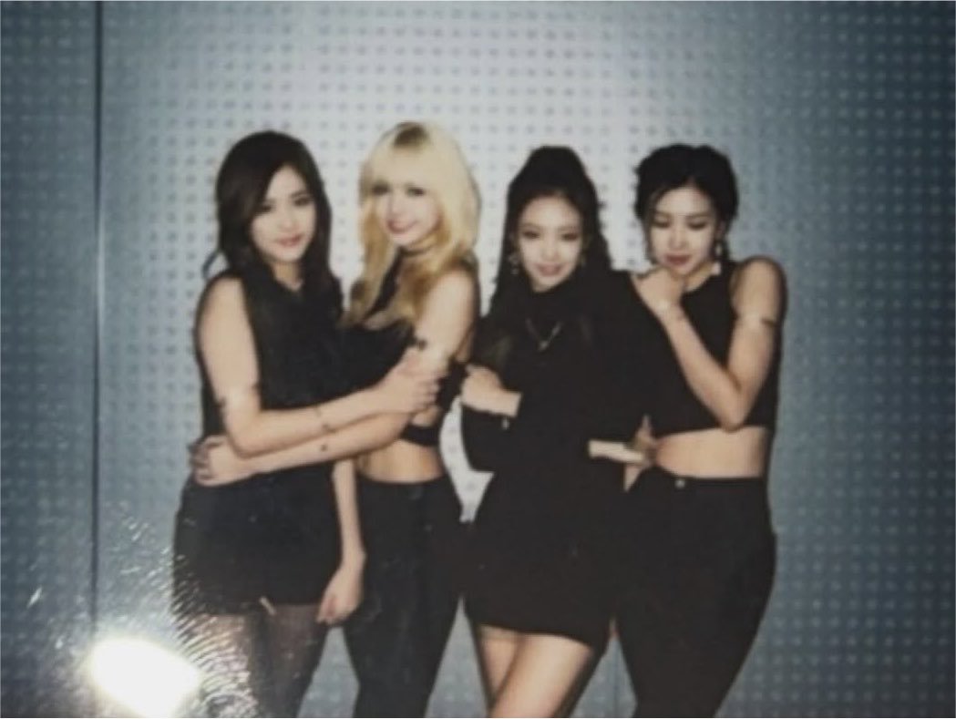 BBU_BLACKPINK's tweet photo. FAMILY 🫂

DECADE WITH BLACKPINK
#BLACKPINK10thAnniversary #BLACKPINK_FOURever
#10YearsWithBLACKPINK 
#10주년_블랙핑크_포에버 https://t.co/e2PkQ0Bw9f