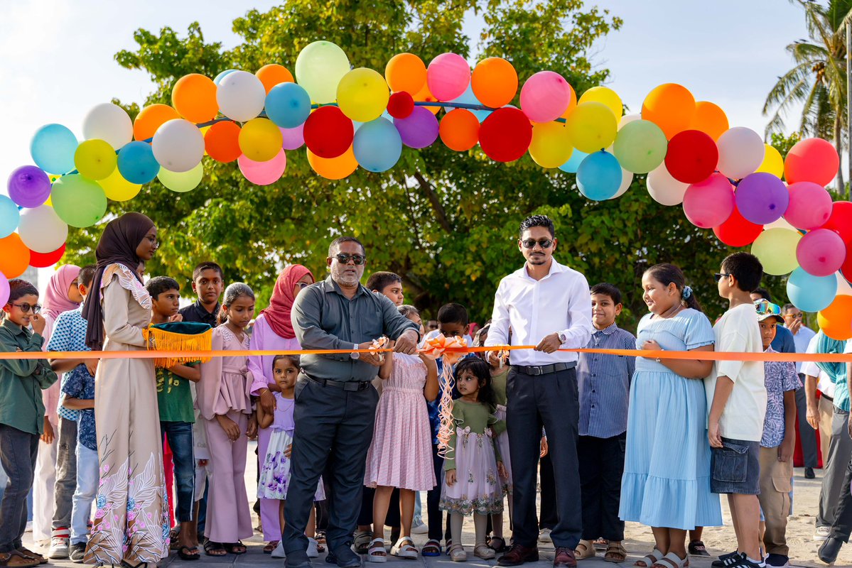 MIHUDmv's tweet photo. ނ. ވެލިދޫގައި ތަރައްޤީކުރި ކުޑަކުދިންގެ ޕާކުގެ މަސައްކަތްތައް ނިންމައި، އެ ތަން ރަސްމީކޮށް ހުޅުވައިފިއެވެ.
މި ޕާކު ހުޅުވުމަށްޓަކައި ބޭއްވި ޚާއްޞަ ރަސްމިއްޔާތުގައި ޕާކު ހުޅުވައިދެއްވީ މި މިނިސްޓްރީގެ ސްޓޭޓް މިނިސްޓަރު އަޙްމަދު ސާލިމް އަދި އާރު.ޑީ.ސީގެ މެނޭޖިން ޑިރެކްޓަރ އިބްރާހިމް ނަޡީމްއެވެ.