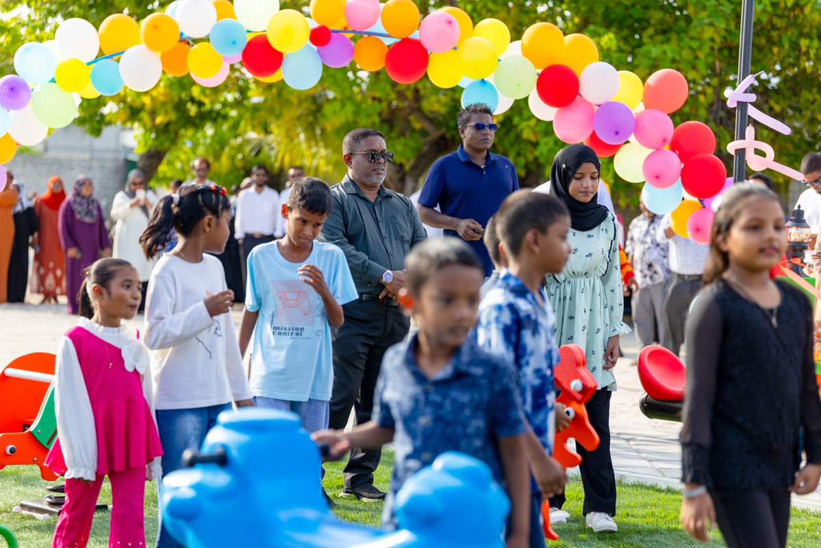 MIHUDmv's tweet photo. ނ. ވެލިދޫގައި ތަރައްޤީކުރި ކުޑަކުދިންގެ ޕާކުގެ މަސައްކަތްތައް ނިންމައި، އެ ތަން ރަސްމީކޮށް ހުޅުވައިފިއެވެ.
މި ޕާކު ހުޅުވުމަށްޓަކައި ބޭއްވި ޚާއްޞަ ރަސްމިއްޔާތުގައި ޕާކު ހުޅުވައިދެއްވީ މި މިނިސްޓްރީގެ ސްޓޭޓް މިނިސްޓަރު އަޙްމަދު ސާލިމް އަދި އާރު.ޑީ.ސީގެ މެނޭޖިން ޑިރެކްޓަރ އިބްރާހިމް ނަޡީމްއެވެ.