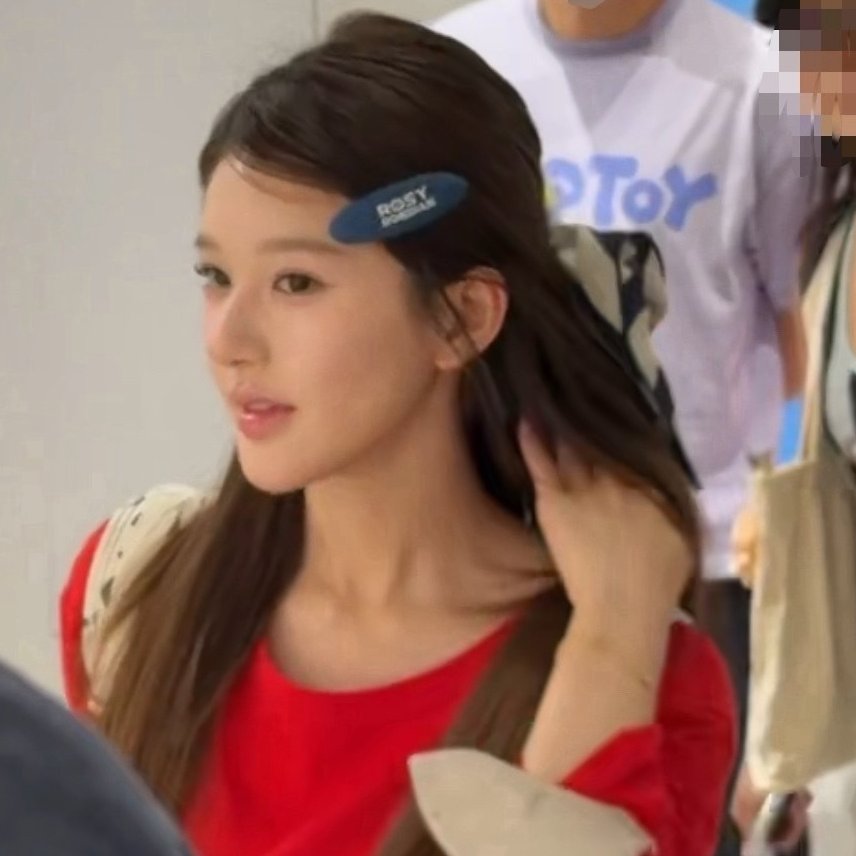 lusiwonii179's tweet photo. the OP posted that she was stunned seeing lusi in real life because she was way too close, One second she was live streaming, the next she was on Cosmo.

#ZhaoLusi 
#ZhaoLusixTOPTOY https://t.co/tNPCVfHmEk