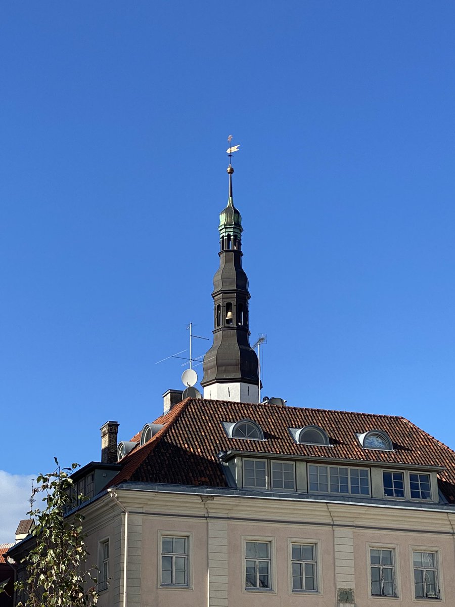TiitRandloo's tweet photo. Olgu päevad tumedad või sinised, ooper ajab alati südame pehmelt punaseks. #ooperipäevad #Eesti https://t.co/SwXRevASeu
