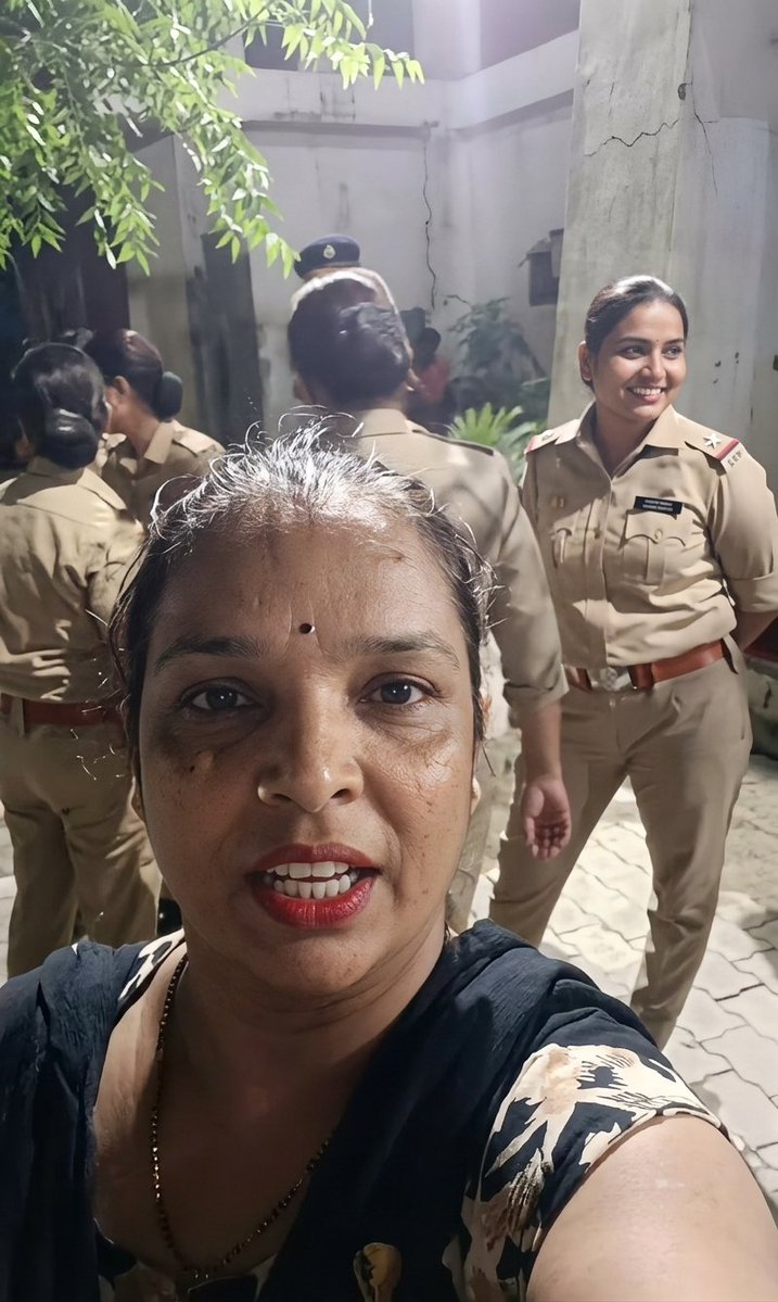 MandeepRajBhar9's tweet photo. थाने में पुलिसकर्मी घूम-घूमकर बातें कर रहे हैं, ठहाके मार रहे हैं… लेकिन कोई कार्रवाई नहीं हो रही। एक माँ और बेटी देर रात थाने में बैठी हैं।

उत्तर प्रदेश के लखीमपुर खीरी के सिंगाही थाने का वीडियो वायरल हो रहा है। महिला का आरोप है कि पुलिस उसे और उसकी बेटी को रात करीब 8 बजे घर से थाने ले आई और देर रात तक वहीं बैठाए रखा।

मामला कोर्ट में विचाराधीन होने के बावजूद उन्हें परेशान किया जा रहा है। जब महिला ने वीडियो बनाने की कोशिश की तो उसके साथ बदतमीजी की गई और मोबाइल छीन लिया गया।

जिस थाने से इंसाफ की उम्मीद होती है… वहीं एक माँ को अपनी बेटी के साथ घंटों बैठना पड़ा।