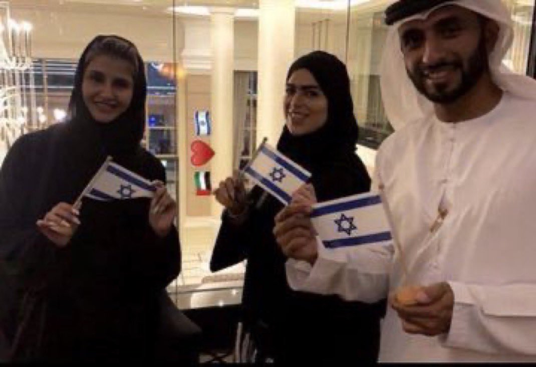 Sultanah____ksa's tweet photo. المسلمين الطبيعين يتجمعون عند الكعبة🇵🇰🇹🇷🇸🇦
لانها قبلة المسلمين🕋
الحماراتين يتجمعون عند معبد هندوسي ويهودي🇮🇱🇮🇳🇦🇪😂
شعب المعلايه حالتهم تحزن😂
@Abdulkhaleq_UAE 
@khalid_v12 
@MohdTaqi11 
@hasan_altahir
@Omran_alhayyas
@saif_aldareei
@AAS_5G
@Albaddal23 
@Juve_Mohd
@MohamedBinZayed https://t.co/oCNumMyUP0