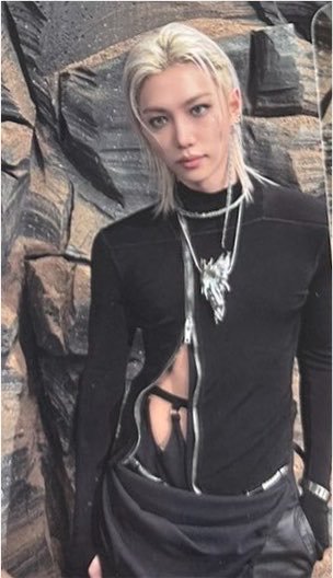 BBOKARILOOKS's tweet photo. FELIX WITH THESE CVNTY FIT 🖤🤍 >>>>>>>>> https://t.co/wRTgcGqPEg