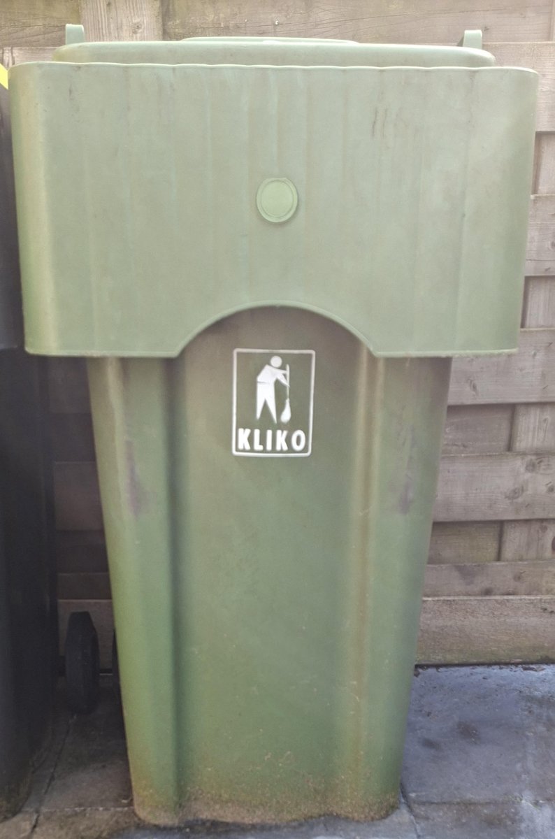 KikiScheepens's tweet photo. 🚨Aangezien Kliko's niet kunnen wandelen ... 
Gezocht in #sgravendeel / #hoekschewaard:
Een groene kliko met huisnummer 24 erop.
Die '24' is erop gespoten met verf in de kleuren zwart/zilver. Stuur mij ff een DM als je hem tegenkomt, want praten kan hij niet, maar de eigenaar is naarstig op zoek. #rtislief 🙏
