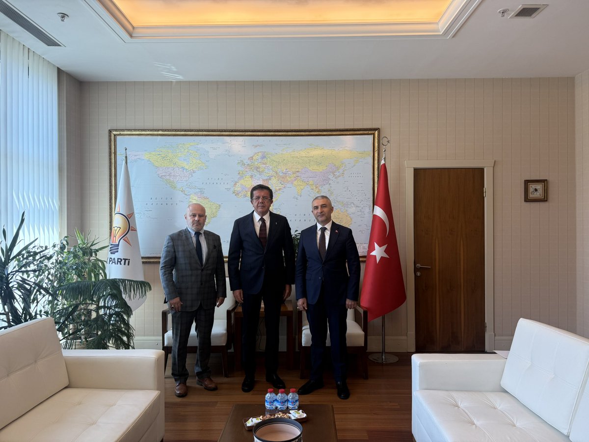 TelliogluTahir's tweet photo. İnşaat Müteahhitleri Konfederasyonu (İMKON) olarak, Cumhurbaşkanlığı Ekonomi Politikaları Kurulu Başkan Vekili ve AK Parti Ekonomiden Sorumlu Genel Başkan Yardımcısı Sayın Nihat Zeybekci’yi makamında ziyaret ettik.

Gerçekleştirdiğimiz görüşmede; başta sektörümüzün finansmana erişimde yaşadığı güçlükler ve yüksek faiz oranlarının oluşturduğu baskı olmak üzere, inşaat sektörümüzün karşı karşıya bulunduğu temel sorunları ve çözüm önerilerimizi kapsamlı bir şekilde değerlendirdik.

Sektörümüzün sürdürülebilir büyümesi, konut üretiminin artırılması ve ülkemizin ekonomik kalkınmasına daha güçlü katkı sunabilmesi adına ihtiyaç duyulan yasal düzenlemelere ilişkin görüş ve taleplerimizi arz ederek, kıymetli desteklerini talep ettik.

Türkiye’nin üretimine, istihdamına ve ekonomik büyümesine stratejik katkı sağlayan inşaat sektörümüzün sorunlarının çözümü konusunda her zaman yapıcı yaklaşım sergileyen Sayın Nihat Zeybekci’ye nazik kabulleri,  ve sektörümüze verdikleri değerli desteklerden dolayı teşekkür ediyor, şükranlarımızı sunuyoruz.

İMKON olarak; sektörümüzün, üyelerimizin ve ülkemizin geleceğine katkı sağlayacak her türlü yapıcı çalışmanın takipçisi olmaya, kamu kurumlarımızla güçlü iş birliği ve istişare içerisinde çalışmaya kararlılıkla devam edeceğiz. 
@ZeybekciNihat @murat_kurum 
@memetsimsek @_cevdetyilmaz