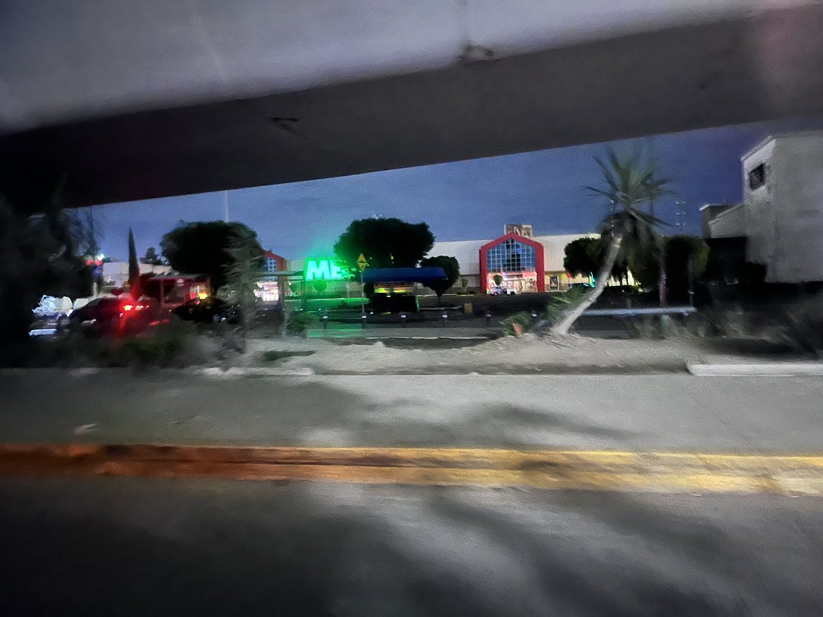 baujach's tweet photo. @Servicios_Pub @SGyDU_Puebla @PueblaAyto @pepechedrauimx @laredcincoradio 

Sigue sin alumbrado público la parte de abajo del puente de la Calzada Zaragoza https://t.co/g6sVgYHcFk