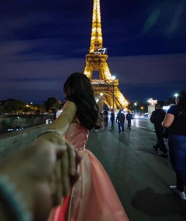 1leio's tweet photo. You and me in Paris https://t.co/8k6GuOwXRD