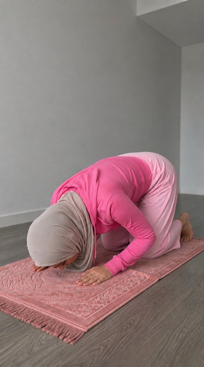 tasneemo190's tweet photo. قالت أم المؤمنين عائشة رضي الله عنها: «كان النبي ﷺ يذكر الله على كل أحيانه».
وما أطيبَ سجدةً يضع فيها العبد جبهته لله، فيترك خلفه ضجيج الدنيا، ويقترب من ربّه بقلب�� خاشعٍ يرجو رحمته ويخافه،
في السجود لا تحتاج أن تشرح ما في قلبك… فالله يعلم السرّ وأخفى.🤍🌸 https://t.co/XrmbYmu7Tv