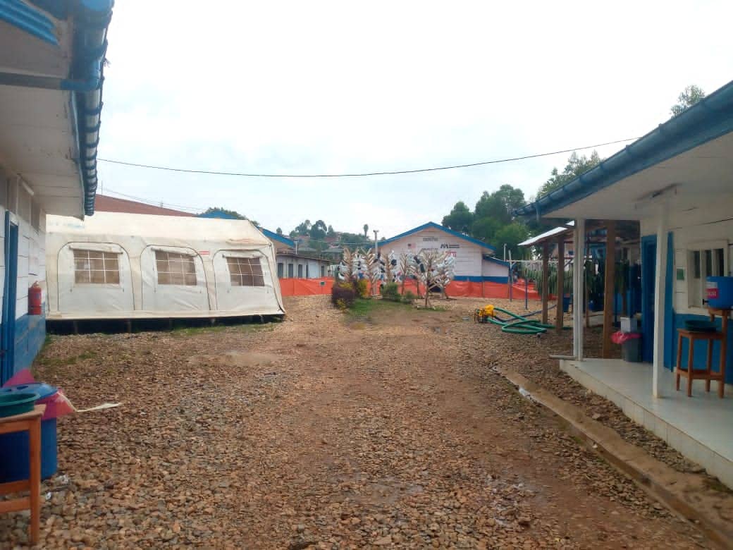 acprdcongo's tweet photo. #RDC : Deux (2) patients dont une infirmière et un nourrisson, ont ÊtÊ guÊris de la maladie à virus #Ebola et sont sortis, vendredi, du Centre de traitement d'Ebola (CTE) de #Katwa, dans la ville de #Butembo au Nord-Kivu, dans l'est de la RÊpublique dÊmocratique du Congo, a-t-on appris vendredi de source mÊdicale.
"Je suis guÊrie et je suis arrivÊe ici un certain jeudi. Voilà que je quitte ce CTE ce vendredi. Je suis vraiment guÊrie par l'aide de Dieu. Ici, on soigne bien comme dans dans d'autres hôpitaux et moi-mÃĒme je suis infirmière, je suis arrivÊe ici, en provenance de l'hôpital oÚ je soigne moi-mÃĒme. Je me sens bien, sauf que j'ai de petites faiblesse mais, je vais rÊcupÊrer complètement petit à petit", a tÊmoignÊ l'infirmière, dÊsormais guÊrie d'Ebola, avant d'encourager les gens à se rendre aux CTE, lorsqu'ils prÊsentent des signes de la maladie.
"Aux gens qui pensent que le CTE est un mouroir, c'est faux. Si vous y arrivez vite, vous avez la chance de guÊrir. Je n'ai plus peur de soigner et d'ailleurs demain, je recommence le boulot sans problème", a-t-elle indiquÊ.
DÊcouvrez d'autres informations sur notre site Web: https://t.co/tGEWJ2Bgzn