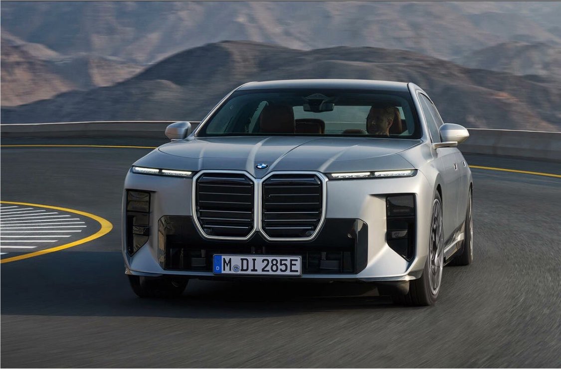 Dicefacce's tweet photo. Manifestation  2027 bmw 7 series https://t.co/2BcBEV4y3y