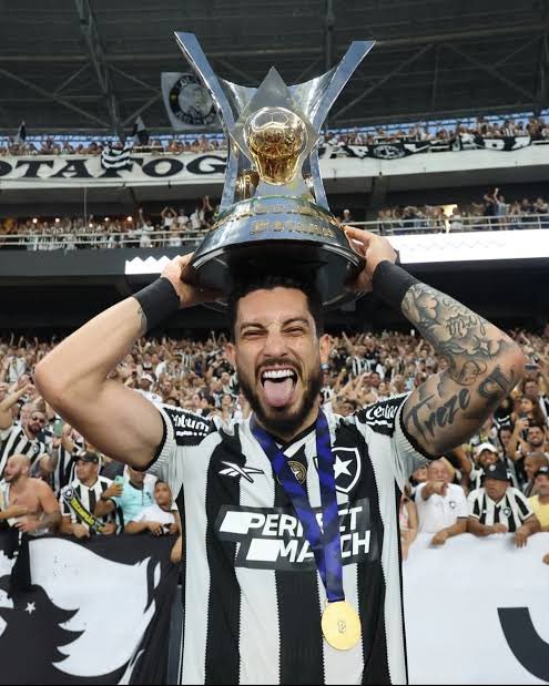 joaocotista's tweet photo. Como se constrói idolatria?

Com impacto.

Não é tempo, dinheiro ou título (embora esse último seja relevante).

Mas é sobre conexão, respeito e vontade de pertencer.

É algo que se constrói. Não se compra.

Líder do Botafogo, foi quem botou a cara nos momentos mais difíceis desde o caos instaurado em 2025. 

Nunca mentiu sobre renovação, nunca arrumou muleta para não renovar. Pelo contrario.

Ao renovar, Alex Telles opta por ser lembrado. 

Escolhido.