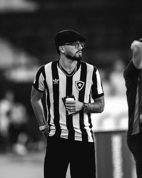 joaocotista's tweet photo. Como se constrói idolatria?

Com impacto.

Não é tempo, dinheiro ou título (embora esse último seja relevante).

Mas é sobre conexão, respeito e vontade de pertencer.

É algo que se constrói. Não se compra.

Líder do Botafogo, foi quem botou a cara nos momentos mais difíceis desde o caos instaurado em 2025. 

Nunca mentiu sobre renovação, nunca arrumou muleta para não renovar. Pelo contrario.

Ao renovar, Alex Telles opta por ser lembrado. 

Escolhido.