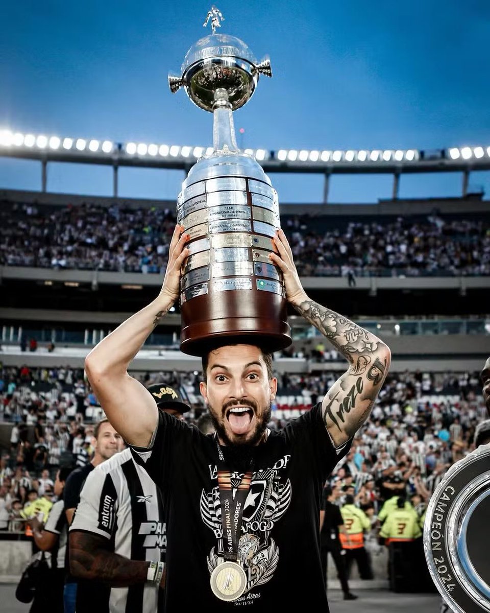 joaocotista's tweet photo. Como se constrói idolatria?

Com impacto.

Não é tempo, dinheiro ou título (embora esse último seja relevante).

Mas é sobre conexão, respeito e vontade de pertencer.

É algo que se constrói. Não se compra.

Líder do Botafogo, foi quem botou a cara nos momentos mais difíceis desde o caos instaurado em 2025. 

Nunca mentiu sobre renovação, nunca arrumou muleta para não renovar. Pelo contrario.

Ao renovar, Alex Telles opta por ser lembrado. 

Escolhido.