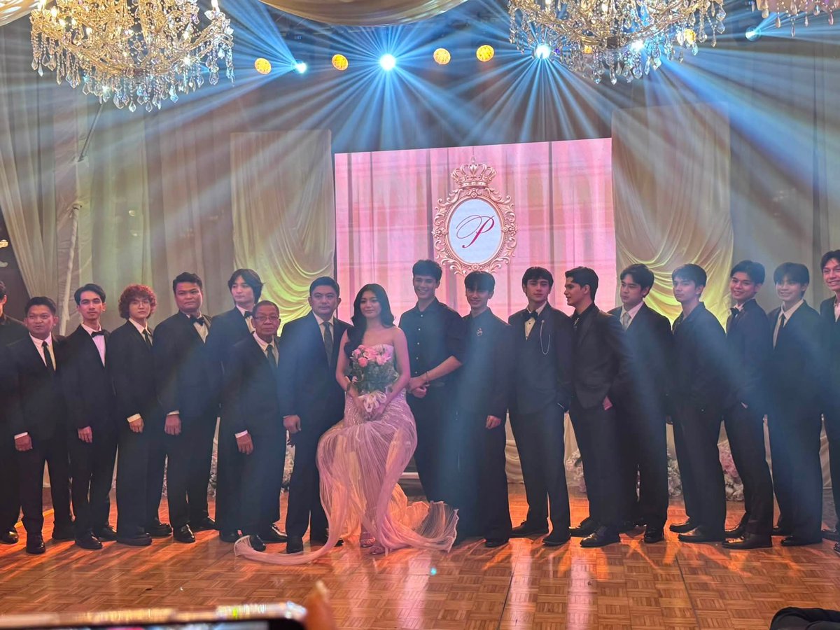 Eisethmbb's tweet photo. Masaya amg GeoCess /Jadie  ngyun ah.. hehehe 

PRINCESS REIGNS AT EIGHTEEN https://t.co/KmeS3uocPq