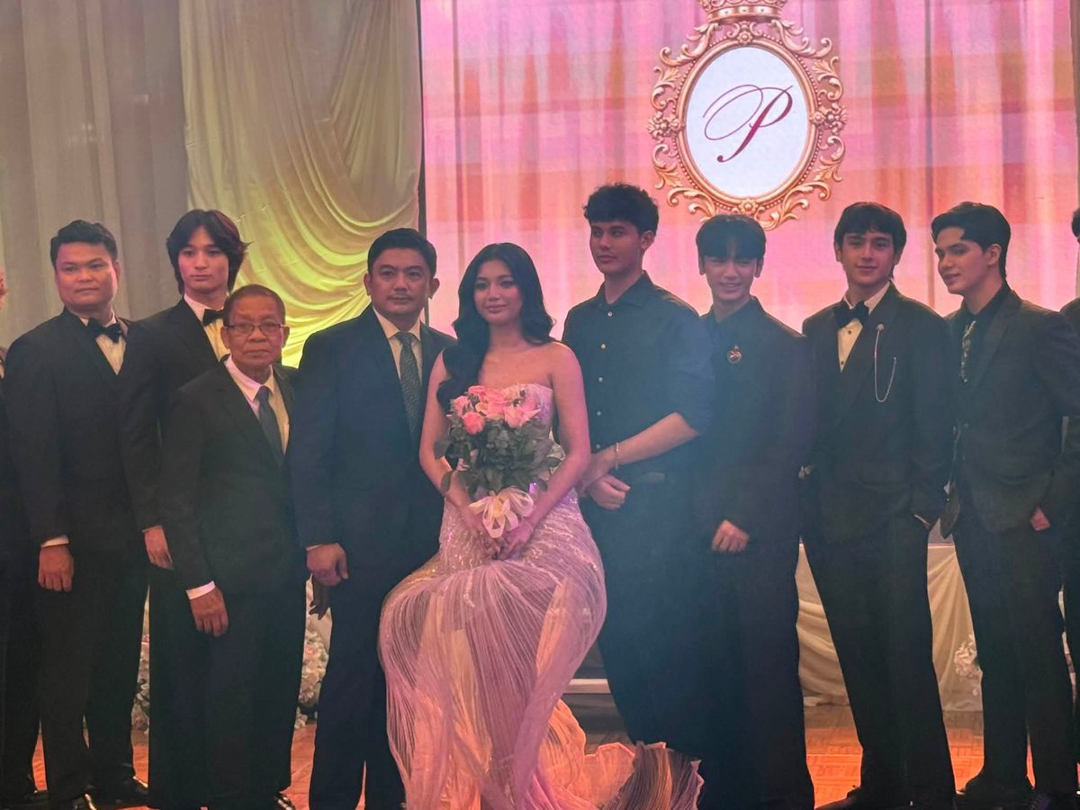 Eisethmbb's tweet photo. Masaya amg GeoCess /Jadie  ngyun ah.. hehehe 

PRINCESS REIGNS AT EIGHTEEN https://t.co/KmeS3uocPq