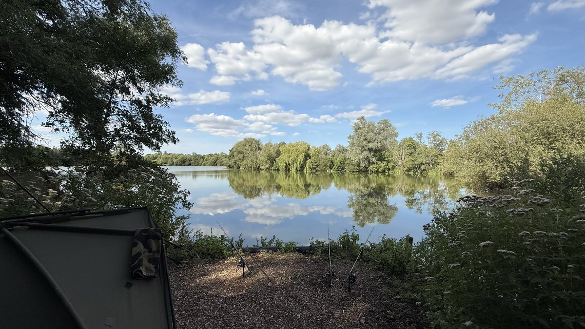 TrickyDickyT's tweet photo. At the magnificent Catch22 in Norfolk with @Adam_Penning ‘s Carp Academy for another fantastic Social. 
Rods out. Hoping for wet nets over the weekend. https://t.co/3RUf0oniS8