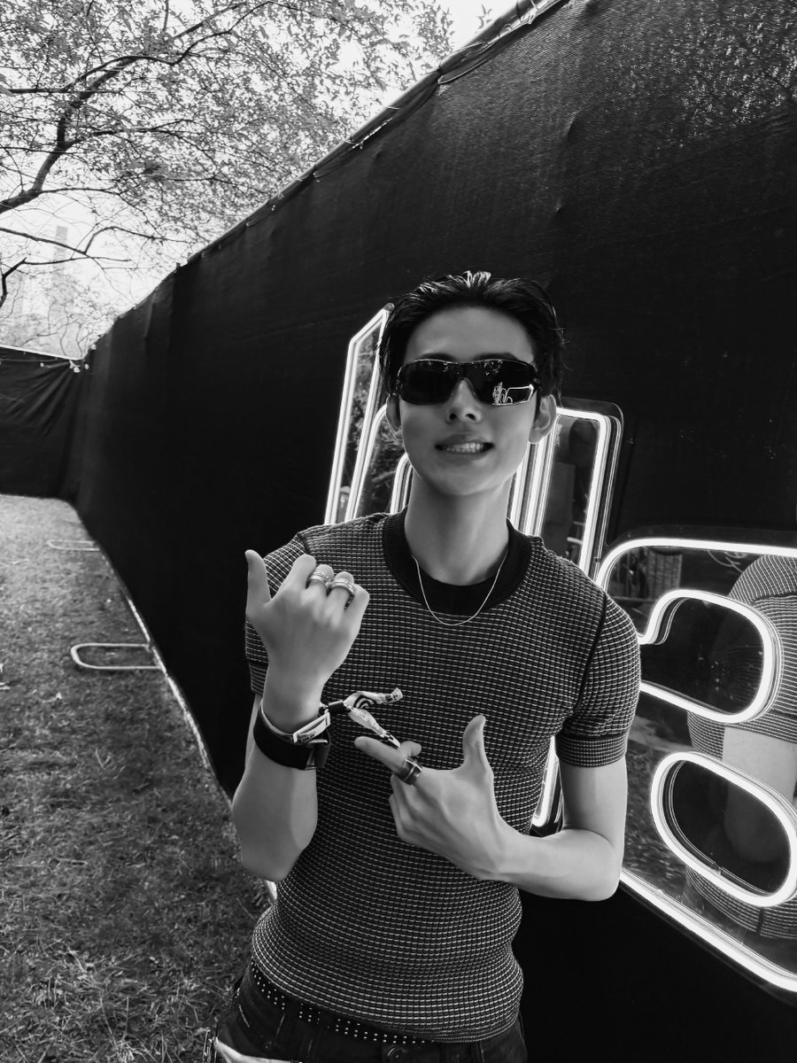 seanreom's tweet photo. Show’s over, but the energy clearly didn’t get the memo. https://t.co/X82o0fMl37