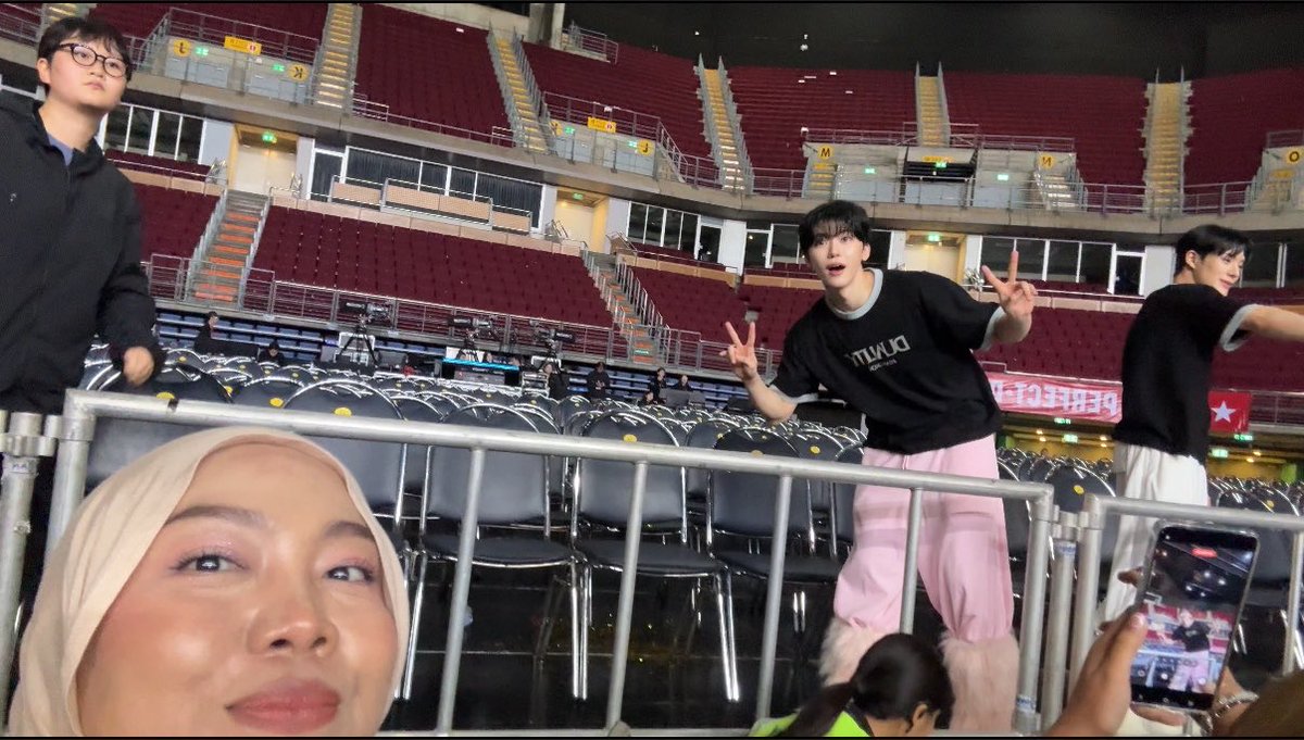 jaenoitsme's tweet photo. DEMI APAPUN MAU NANGIS BANGET BISA TAKE VIDEO DAN SELFIE SAMA JENO JAEMIN 😭😭😭

#NCTJNJM_FANMEETING_TOUR_in_BKK   #NCTJNJM_FANMEETING_TOUR_BANGKOK   
#NCTJNJM_FANMEETING_TOUR_DUALITY https://t.co/54QVflcYrn