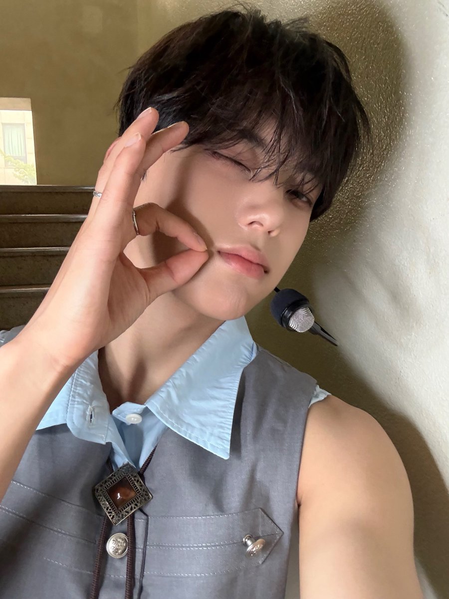 WHIB_ON's tweet photo. ☁️☁️

#WHIB #휘브 #LEEJEONG #이정 https://t.co/8LkqT3stPo