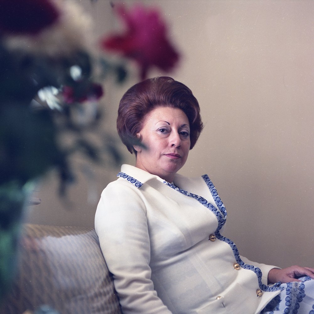 eroerny's tweet photo. El 7 de agosto de 1974 murió Rosario Castellanos en Tel Aviv.
Su cuento "Domingo" es una aguda crítica a la lógica burguesa en la ruptura amorosa de Luis y el militar Jorge.
📷 Ella en su casa de la avenida Constituyentes, núm. 171, retrato hecho por Rogelio Cuéllar, 1972. 
🌈✨ https://t.co/SHly2eb4EV