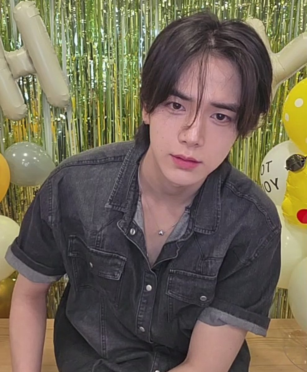 deobimom's tweet photo. younghoon said he can make his hair seem short HAHAHAHHAHQ

#YOUNGHOON #영훈 https://t.co/VtTLuBW3Ze