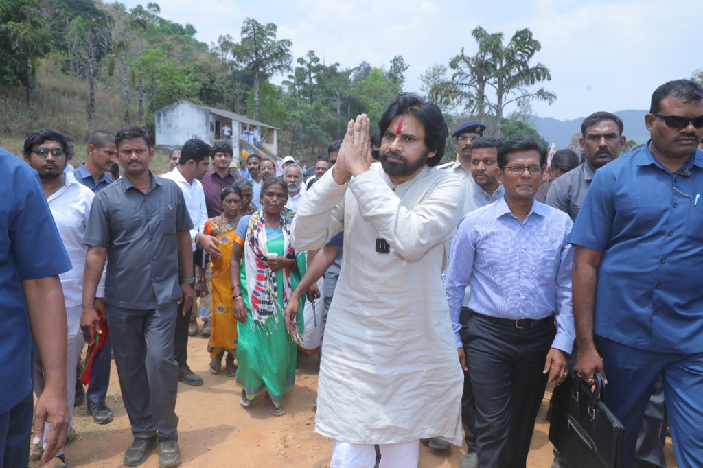 APDeputyCMO's tweet photo. గిరిజన గ్రామాలు… అడవి తల్లి బాటలు

• ఉప ముఖ్యమంత్రి శ్రీ పవన్ కళ్యాణ్ గారి నిరంతర పర్యవేక్షణలో రహదారి పనుల్లో స్పష్టమైన పురోగతి
• అడవితల్లి బాట తొలి దశలో రూ. 1,005 కోట్లతో 1,069 కి.మీ. రహదారుల అభివృద్ధికి శ్రీకారం
• అడవితల్లి బాట 2.0 విస్తరణతో మొత్తం రూ. 2,078 కోట్లతో 2,310 కి.మీ. రహదారుల అభివృద్ధి
• విస్తరణ పనుల్లో ఇప్పటికే 905 కి.మీ. రహదారుల నిర్మాణం పూర్తి
• పెండింగ్ పనులపై పంచాయతీరాజ్, గ్రామీణాభివృద్ధి శాఖ అధికారులతో సమీక్షించిన ఉపముఖ్యమంత్రివర్యులు
• మిగిలిన పనులు త్వరితగతిన పూర్తి చేయాలని ఆదేశం
• అటవీ అనుమతులు జాప్యం లేకుండా సమన్వయం చేసుకోవాలి
• వర్షాల వల్ల ఆటంకాలు ఉన్న రోడ్లు మినహా మిగిలిన పనులు కొనసాగించాలి
• డోలీ రహిత ఆంధ్రప్రదేశ్ లక్ష్యంలో ప్రతి ఒక్కరు భాగస్వాములవ్వాలని పిలుపు

రాష్ట్ర ఉప ముఖ్యమంత్రివర్యులు, పంచాయతీరాజ్, గ్రామీణాభివృద్ధి శాఖల మంత్రి శ్రీ @PawanKalyan గారి పర్యవేక్షణలో డోలీరహిత గిరిజన గ్రామాలు లక్ష్యంగా చేపట్టిన అడవితల్లి బాట పనులు స్పష్టమైన పురోగతి దిశగా సాగుతున్నాయి. అడవితల్లి బాట తొలి దశలో రూ. 1,005 కోట్ల అంచనా వ్యయంతో 1,069 కిలోమీటర్ల మేర రహదారుల అభివృద్ధికి శ్రీకారం చుట్టడం జరిగింది. ఈ కార్యక్రమాన్ని మరింత విస్తరిస్తూ అడవితల్లిబాట 2.0ను ప్రారంభించడం జరిగింది. ఈ విస్తరణతో మొత్తం ప్రాజెక్టును రూ. 2,078 కోట్ల అంచనా వ్యయంతో 2,310 కిలోమీటర్ల మేర రహదారుల అభివృద్ధికి విస్తరించడం జరిగింది. ఇందులో ఇప్పటికే 905 కిలోమీటర్ల మేర రహదారుల నిర్మాణం పూర్తైంది. అడవితల్లిబాట కార్యక్రమం మొదటి రోజు నుంచి పనుల పురోగతిపై సంబంధిత శాఖల అధికారులతో ఎప్పటికప్పుడు సమీక్షిస్తూ, పనులు వేగంగా ముందుకు తీసుకువెళ్లే విధంగా శ్రీ పవన్ కళ్యాణ్ గారు సూచనలు చేస్తున్నారు.

• సవాళ్ల నడుమ రోడ్డు నిర్మాణం
అడవితల్లిబాట కార్యక్రమంలో భాగంగా చాలా గ్రామాలకు రోడ్డు వేయడం కంటే ముందు దారి నిర్మించేందుకు సంక్లిష్ట పరిస్థితులు ఎదుర్కోవాల్సి వచ్చింది. రోడ్ల నిర్మాణంలో భాగంగా పెద్ద పెద్ద గుట్టలను కంట్రోల్డ్ బ్లాస్టింగ్ ద్వారా బ్రేక్ చేసి, రాళ్లు పగలగొట్టి దారి ఏర్పాటు చేశారు. ఆ దారిపై రోడ్ల నిర్మాణం చేపడుతున్నారు. దారులు వేసిన తర్వాత కొన్ని ప్రాంతాలకు వాతావరణ పరిస్థితులు అనుకూలించక నిర్మాణ సామాగ్రి చేరుకోవడం కష్టతరంగా మారింది. అలాంటి సవాళ్ల మధ్య గిరిశిఖర గ్రామాలకు సైతం డోలీ కష్టాల నుంచి విముక్తి కల్పించాలన్న దృఢ సంకల్పంతో ఉప ముఖ్యమంత్రివర్యుల ప్రణాళికలు ముందుకు తీసుకువెళ్తున్నారు.

• ప్రతి గిరిజన గ్రామం డోలీ రహితం కావాలి : శ్రీ పవన్ కళ్యాణ్ గారు
అడవితల్లిబాట పనుల పురోగతిపై పంచాయతీరాజ్, గ్రామీణాభివృద్ధి శాఖ ఉన్నతాధికారులతో సమీక్షించిన శ్రీ పవన్ కళ్యాణ్ గారు నిర్దేశిత లక్ష్యాలకు అనుగుణంగా పెండింగ్ పనులు పూర్తి చేయాలని ఆదేశించారు. అటవీ అనుమతుల ప్రక్రియలో జాప్యం లేకుండా ఆయా జిల్లాల కలెక్టర్లు శాఖల మధ్య సమన్వయ బాధ్యత తీసుకుని త్వరితగతిన పూర్తి చేయాలని సూచించారు. కూటమి ప్రభుత్వం అధికారం చేపట్టిన తర్వాత రికార్డు స్థాయిలో అభివృద్ధి కార్యక్రమాలకు అటవీ అనుమతుల ప్రక్రియ పూర్తి చేసిన విషయాన్ని గుర్తు చేశారు. వర్షాల కారణంగా పనులకు ఆటంకాలు ఏర్పడిన ప్రాంతాలు మినహా, మిగిలిన అన్ని ప్రాంతాల్లో పనులు నిరంతరాయంగా కొనసాగించాలని స్పష్టం చేశారు. గిరిజన గ్రామాలకు విద్య, వైద్యం, ఉపాధి అవకాశాలను చేరువ చేయాలన్న బలమైన సంకల్పంతో గౌరవ ప్రధాన మంత్రి శ్రీ నరేంద్ర మోదీ గారి సహకారంతో చేపట్టిన అడవితల్లి బాట పనుల్లో నాణ్యతా లోపాలకు తావు లేకుండా నిరంతర పర్యవేక్షణ వ్యవస్థలు ఏర్పాటు చేయాలని తెలిపారు. డోలీ రహిత ఆంధ్రప్రదేశ్ లక్ష్య సాధనలో ప్రతి ఒక్కరు భాగస్వాములు కావాలని పిలుపునిచ్చారు.

#AdaviThalliBata

(1/2)
