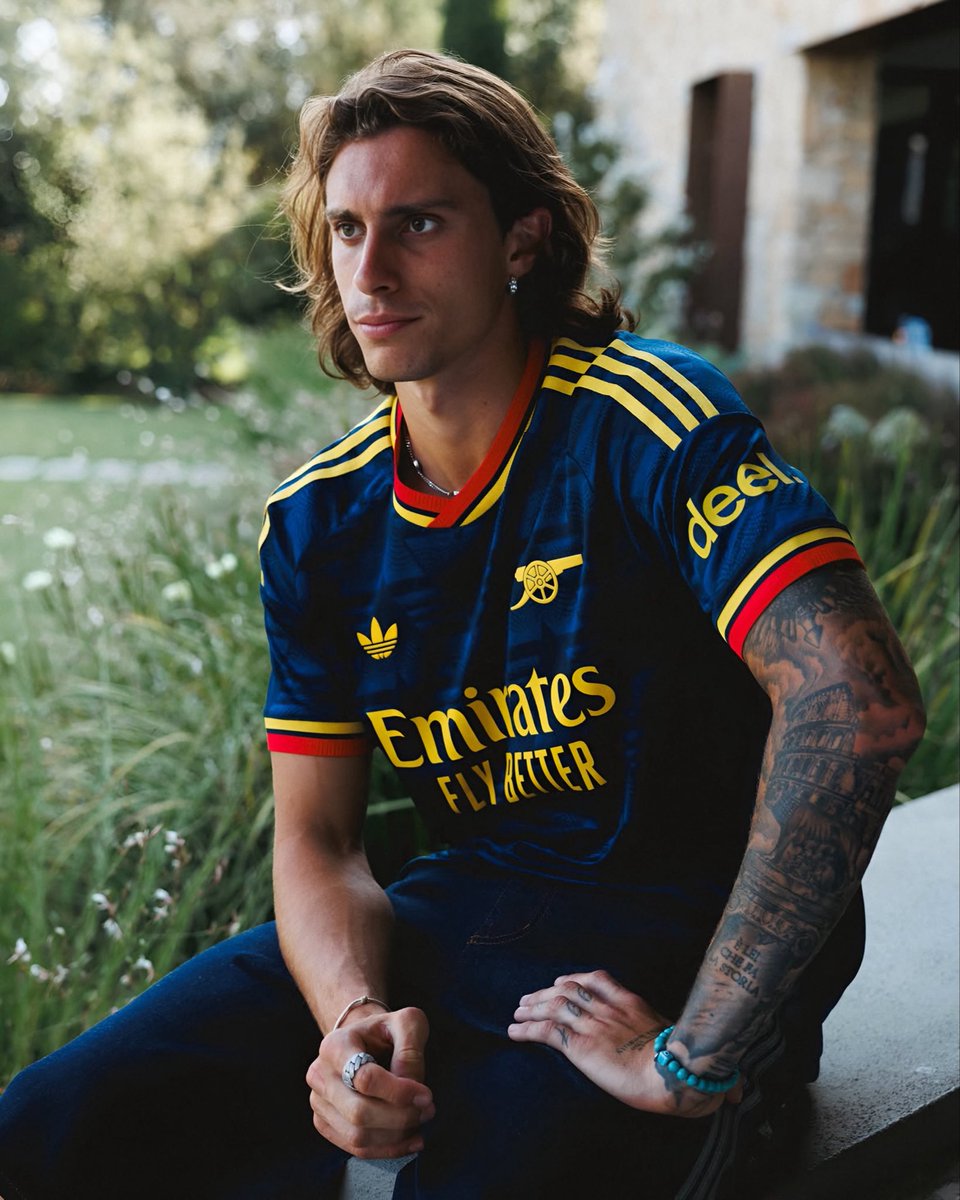 Lacazest's tweet photo. Our away shirt is class! 🔥 https://t.co/yRXnNmTjhy