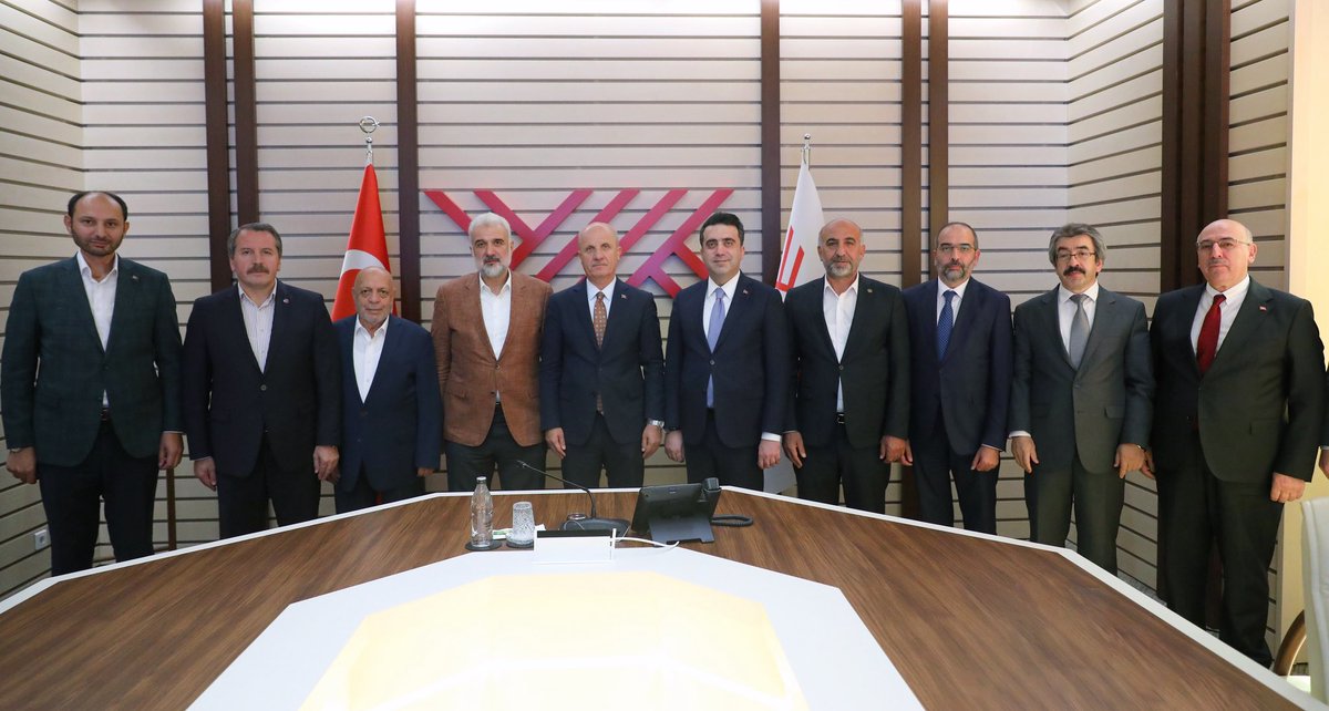 alideniz02's tweet photo. Filistin’e Destek Platformu olarak, YÖK Başkanımız Sayın Prof. Dr. Erol Özvar’ı ziyaret ettik.

Görüşmemizde; Gazze’de yaşanan soykırımın Filistinli öğrencilerin eğitim hayatına etkilerini, 2026-2027 eğitim-öğretim yılında Filistinli öğrencilerin Türkiye’deki açık öğretim imkânlarından faydalanmasına yönelik çalışmaları ve önümüzdeki dönemde eğitim alanında atılabilecek yeni adımları istişare ettik.

Filistin’in geleceğine yapılacak en kıymetli yatırımlardan biri, gençlerinin eğitim hakkını korumaktır.

Nazik ev sahipliği ve Filistin davasına gösterdikleri hassasiyet dolayısıyla Sayın Başkanımıza teşekkür ediyor, emeği geçen tüm kurumlarımıza şükranlarımı sunuyorum.