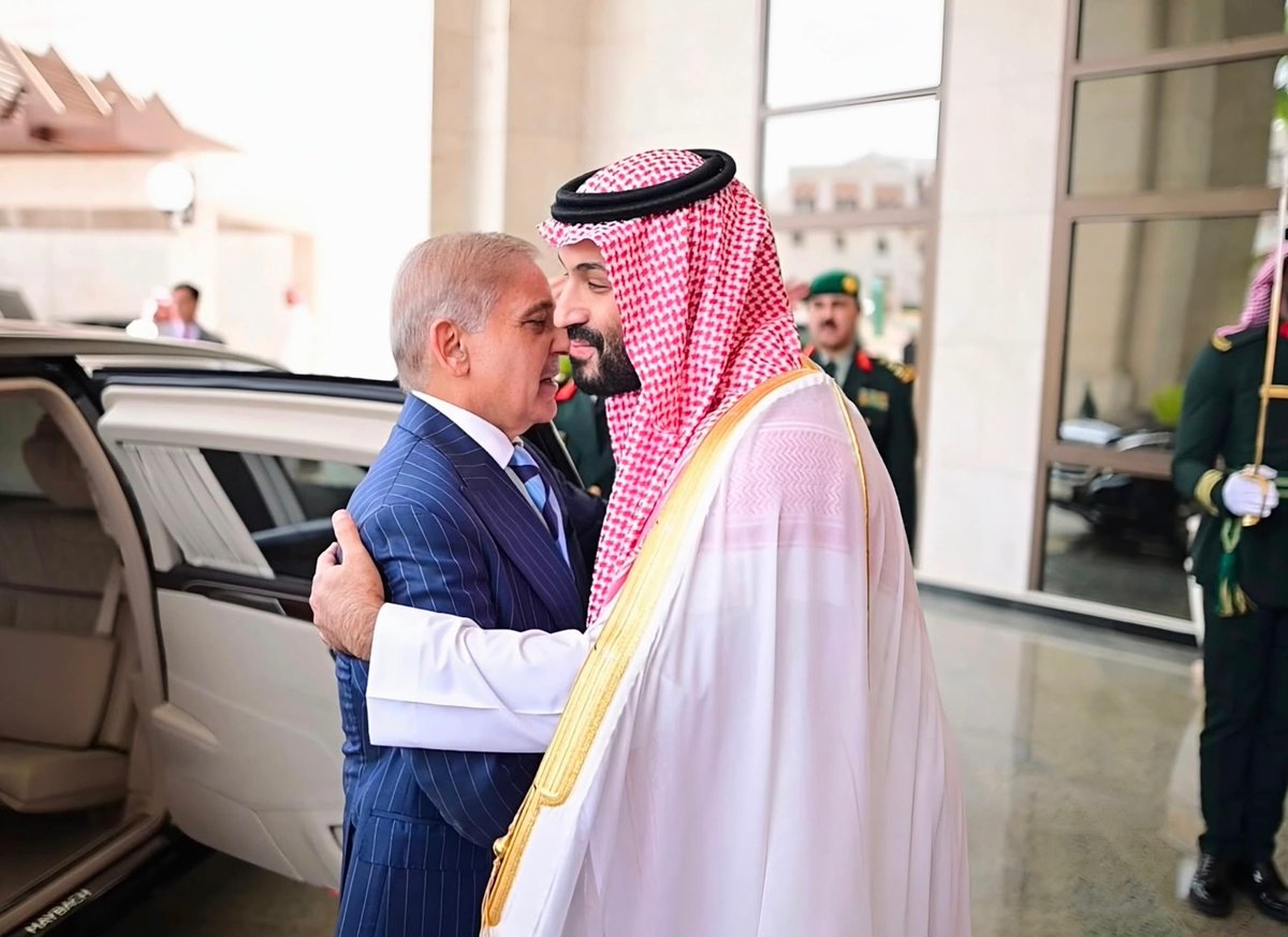 DCDPakistan's tweet photo. Prime Minister Muhammad Shehbaz Sharif meets Crown Prince and Prime Minister of the Kingdom of Saudi Arabia Prince Mohammed Bin Salman bin Abdulaziz Al Saud in Al Safa Palace. 🇵🇰🇸🇦

#MakkahDefenceAgreement
#PakistanSaudiTürkiye https://t.co/n7C3cZ6E9g